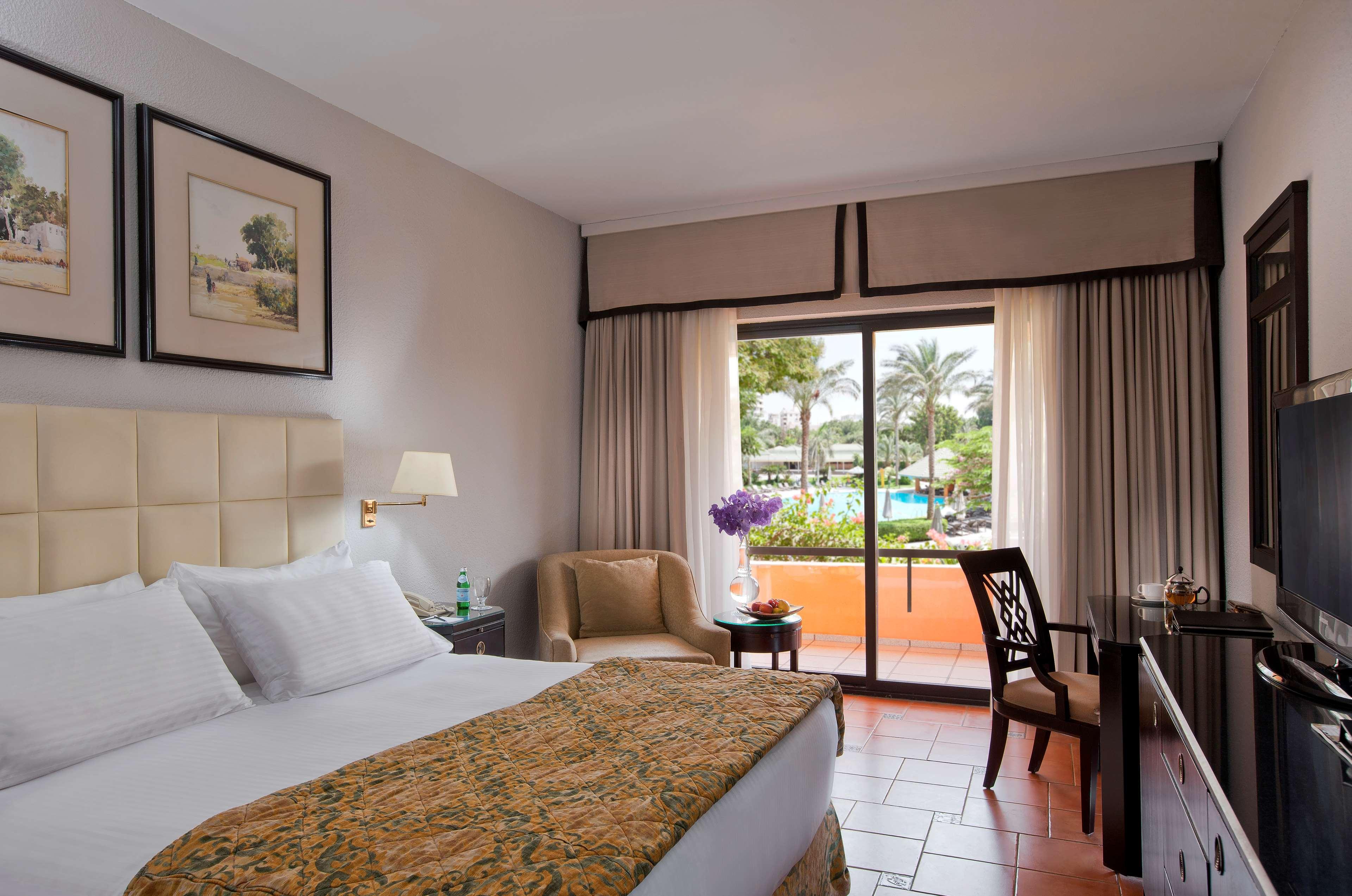 Hilton Cairo Heliopolis Hotel Ngoại thất bức ảnh A room at the Hilton Luxor