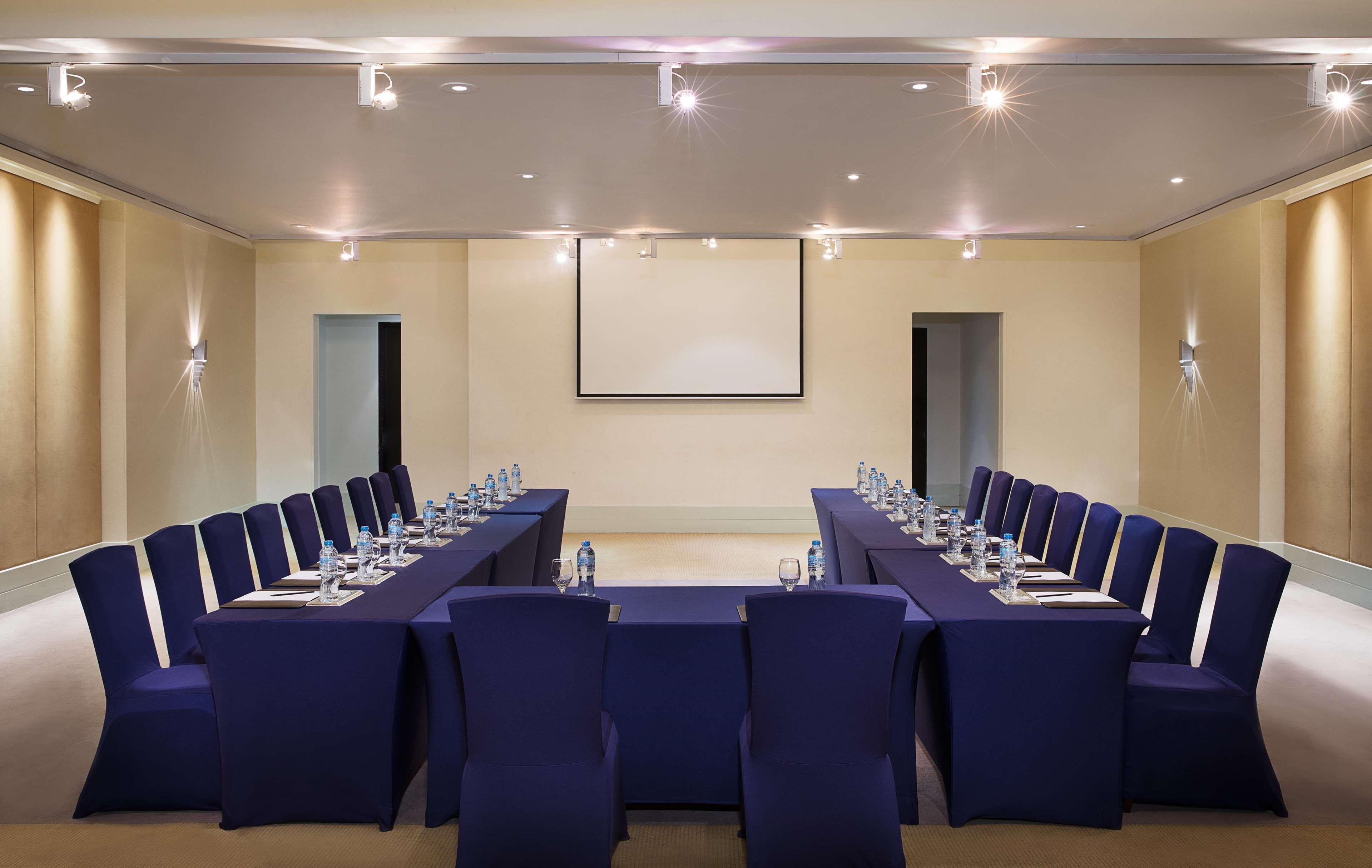 Hilton Cairo Heliopolis Hotel Ngoại thất bức ảnh A meeting room at the hotel