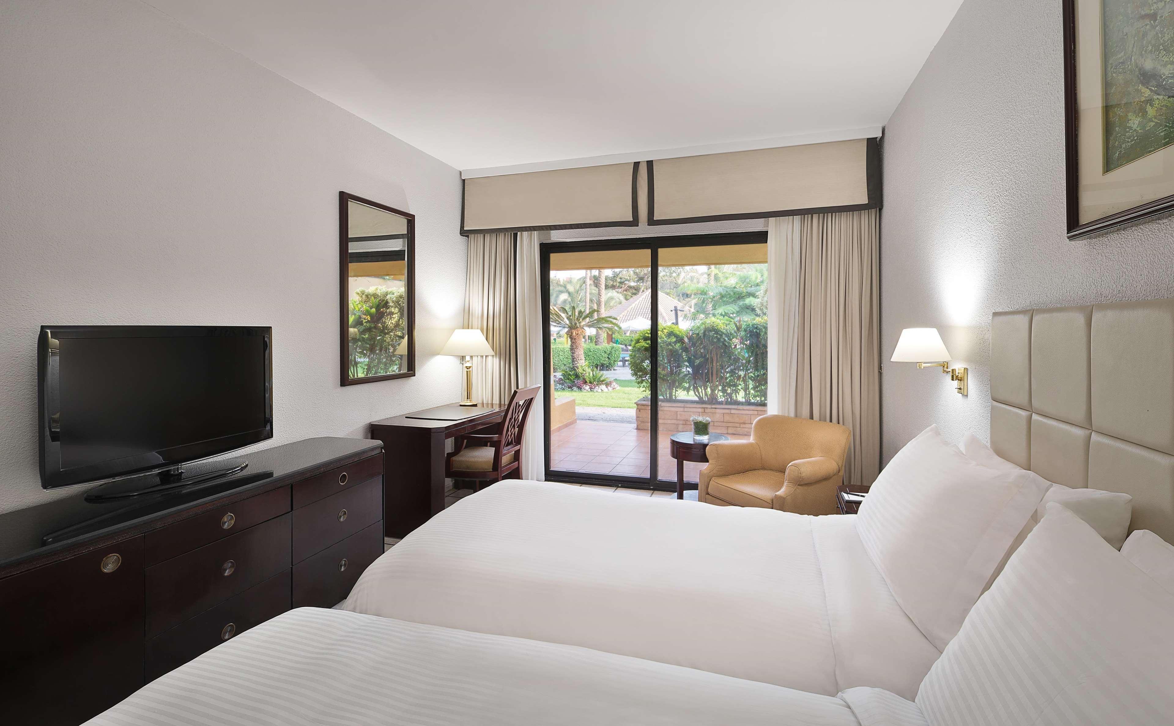 Hilton Cairo Heliopolis Hotel Ngoại thất bức ảnh A room at the hotel