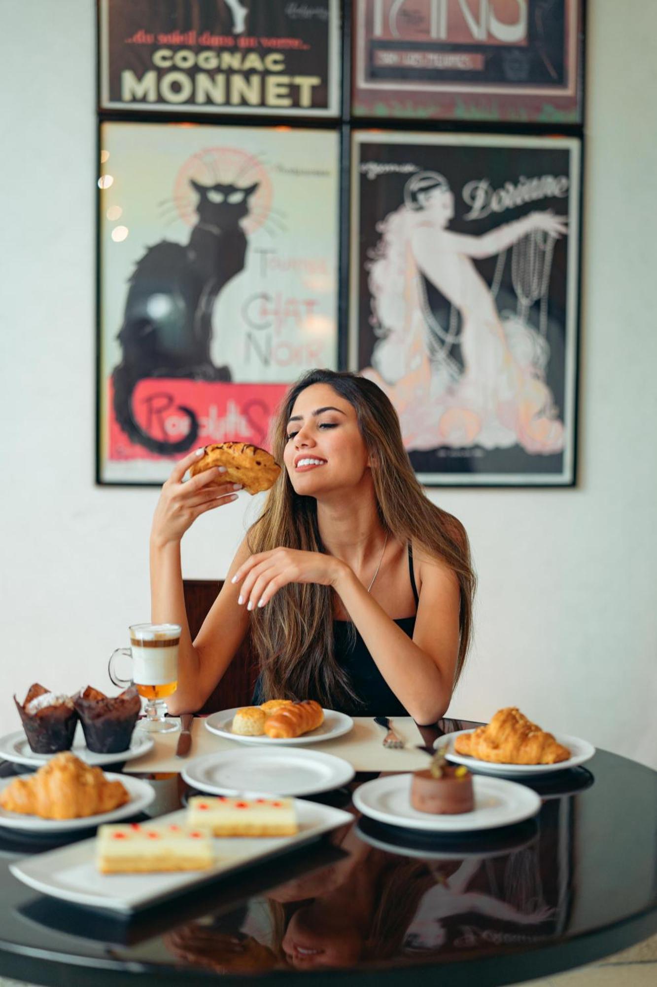 Hilton Cairo Heliopolis Hotel Ngoại thất bức ảnh A woman eating a pastry